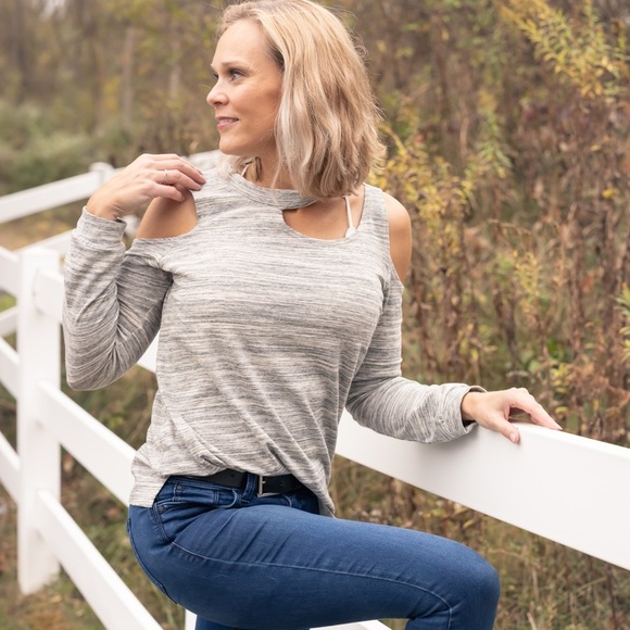 Cold shoulder cut out knit top - Picture 5 of 8